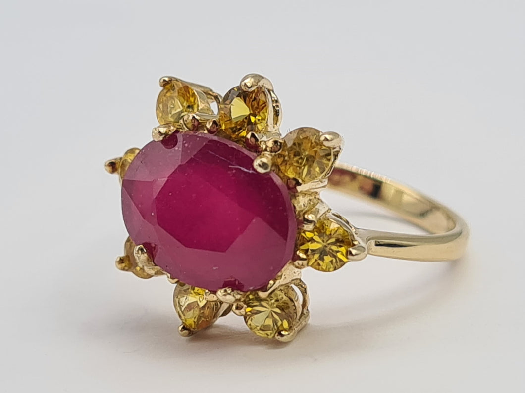 0806: Vintage: 9ct Gold Yellow Sapphires & Ruby Flower Head Ring-lovely combination