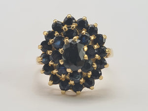 0581: Vintage: 18ct Gold Australian Blue Sapphires Statement Cluster Ring- Date Mark 1975