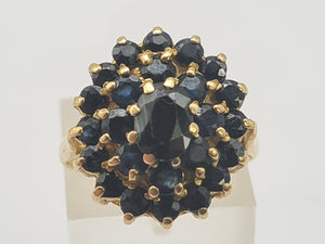 0581: Vintage: 18ct Gold Australian Blue Sapphires Statement Cluster Ring- Date Mark 1975