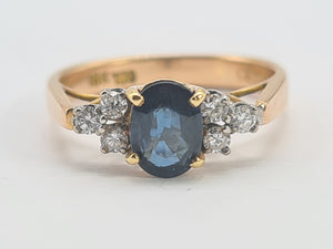 0682: Vintage: 18ct Gold Cornflower Blue 6 Diamonds Trefoil Set Ring