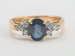 0682: Vintage: 18ct Gold Cornflower Blue 6 Diamonds Trefoil Set Ring