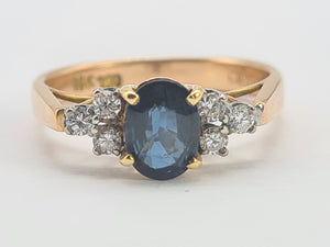 0682: Vintage: 18ct Gold Cornflower Blue 6 Diamonds Trefoil Set Ring