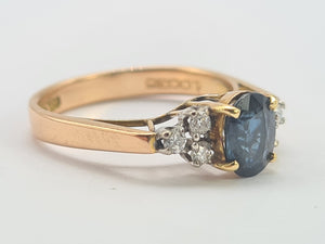 0682: Vintage: 18ct Gold Cornflower Blue 6 Diamonds Trefoil Set Ring