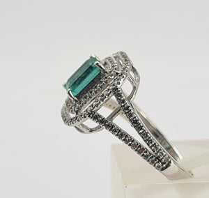 0137: 18ct White Gold Emerald Diamonds Art Deco  Style Ring- truly exquisite