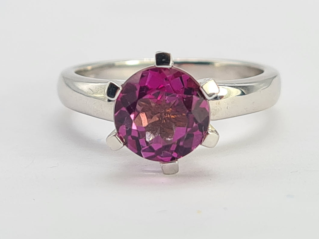 0559: Vintage: 9ct White Gold Vivid Round Cut Purple/Hot pink Sapphire- LUSH!