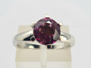 0559: Vintage: 9ct White Gold Vivid Round Cut Purple/Hot pink Sapphire- LUSH!