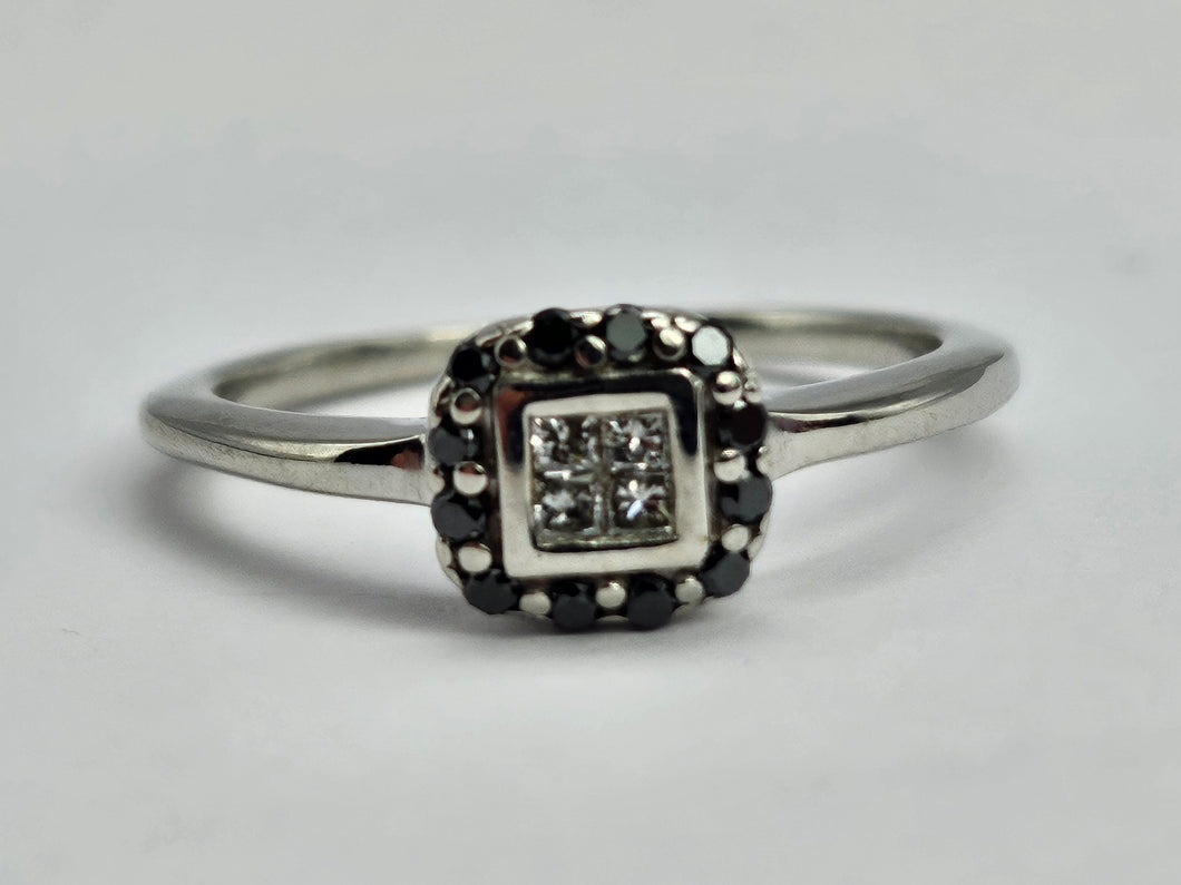 0256: Vintage 9ct White Gold 12 Black Diamonds 4 Diamonds Geometric Set Ring- petite,  crisp, sparkling