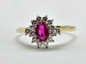 0926: Vintage: 18ct Gold Blood Red Ruby Diamonds Flower Head Ring