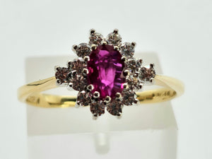 0926: Vintage: 18ct Gold Blood Red Ruby Diamonds Flower Head Ring