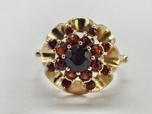 0938: Vintage: 9ct Gold Rich Red Garnets Floral Custer Ring- Pre-1975- Flower power