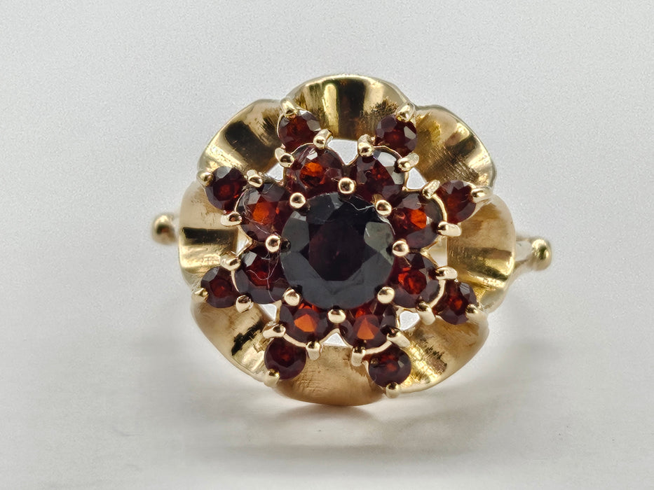 6321 Vintage: 9ct Gold Rich Red Garnets Floral Custer Ring- Pre-1975- Flower power