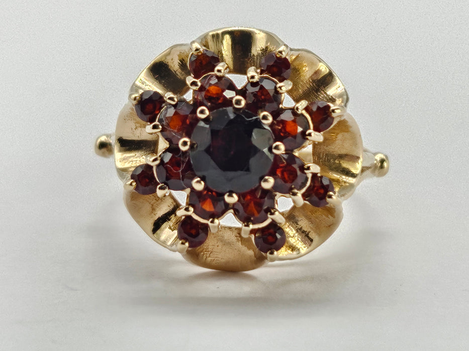 6321 Vintage: 9ct Gold Rich Red Garnets Floral Custer Ring- Pre-1975- Flower power