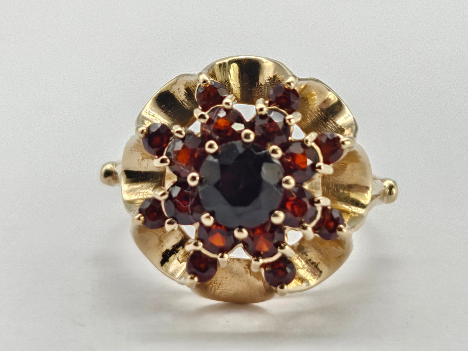 6321 Vintage: 9ct Gold Rich Red Garnets Floral Custer Ring- Pre-1975- Flower power