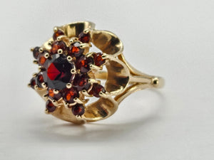 0938: Vintage: 9ct Gold Rich Red Garnets Floral Custer Ring- Pre-1975- Flower power