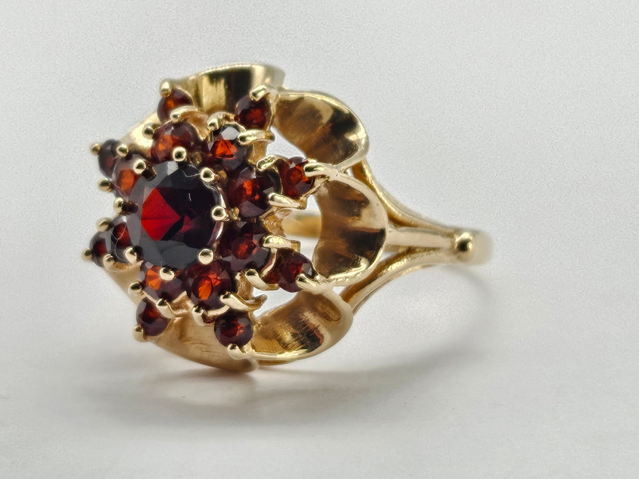 6321 Vintage: 9ct Gold Rich Red Garnets Floral Custer Ring- Pre-1975- Flower power