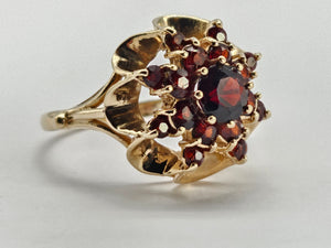 0938: Vintage: 9ct Gold Rich Red Garnets Floral Custer Ring- Pre-1975- Flower power