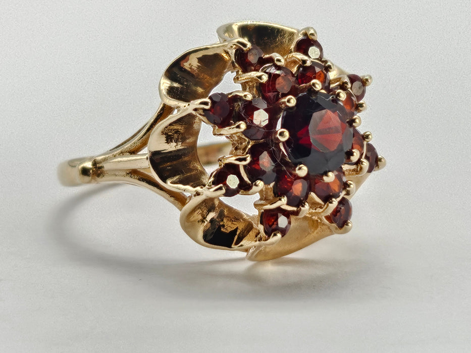 6321 Vintage: 9ct Gold Rich Red Garnets Floral Custer Ring- Pre-1975- Flower power