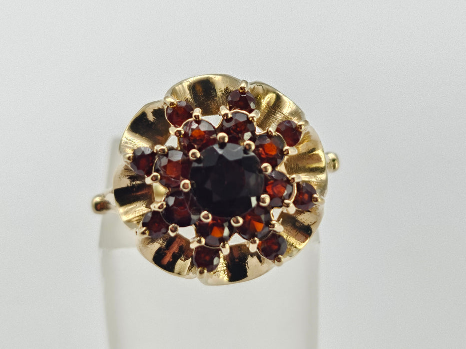6321 Vintage: 9ct Gold Rich Red Garnets Floral Custer Ring- Pre-1975- Flower power