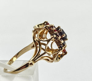 0938: Vintage: 9ct Gold Rich Red Garnets Floral Custer Ring- Pre-1975- Flower power