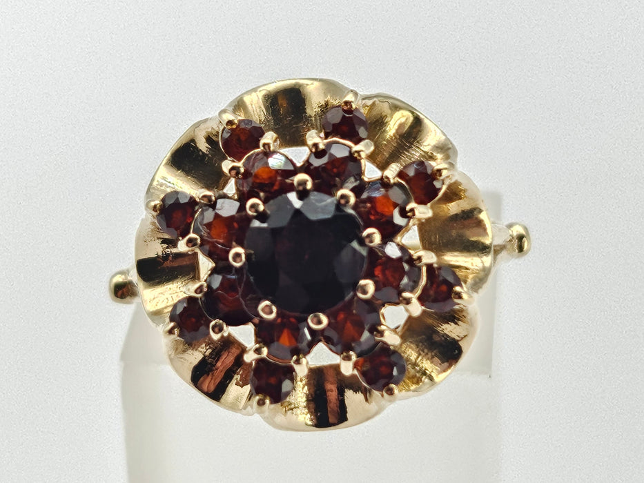 6321 Vintage: 9ct Gold Rich Red Garnets Floral Custer Ring- Pre-1975- Flower power