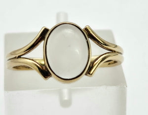 0803: Vintage: Petite 9ct Gold Cabochon Cut Light Blue Moonstone- delightful