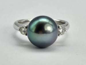 0908: Vintage; 18ct White Gold Tahitian Black Pearl Diamonds Ring- crisp, clean eye candy