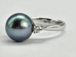 0908: Vintage; 18ct White Gold Tahitian Black Pearl Diamonds Ring- crisp, clean eye candy