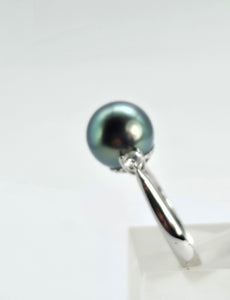 0908: Vintage; 18ct White Gold Tahitian Black Pearl Diamonds Ring- crisp, clean eye candy