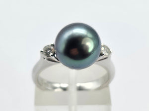 0908: Vintage; 18ct White Gold Tahitian Black Pearl Diamonds Ring- crisp, clean eye candy