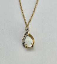 Load image into Gallery viewer, 0839: Vintage: Petite 9ct Gold Necklace (45cm) Small Opal Pendant- nice colours
