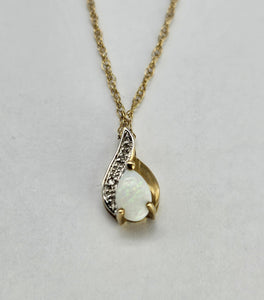 0839: Vintage: Petite 9ct Gold Necklace (45cm) Small Opal Pendant- nice colours