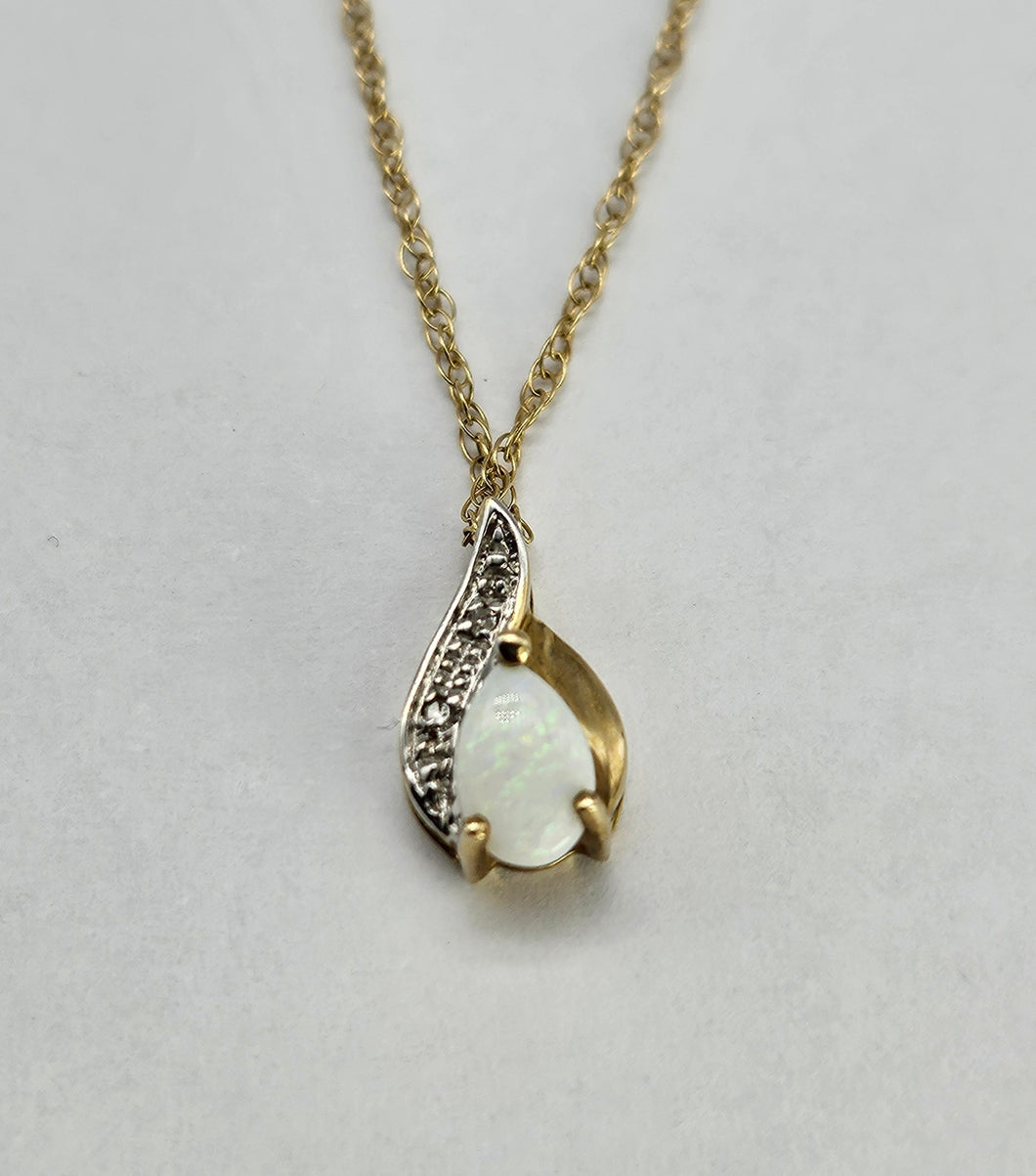 0839: Vintage: Petite 9ct Gold Necklace (45cm) Small Opal Pendant- nice colours