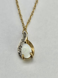 0839: Vintage: Petite 9ct Gold Necklace (45cm) Small Opal Pendant- nice colours