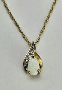 0839: Vintage: Petite 9ct Gold Necklace (45cm) Small Opal Pendant- nice colours