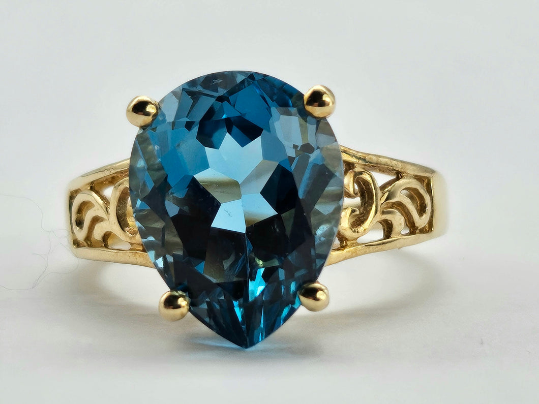 0882: Vintage: 9ct Gold Large Pear Cut London Blue Topaz Cocktail Ring