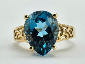 0882: Vintage: 9ct Gold Large Pear Cut London Blue Topaz Cocktail Ring