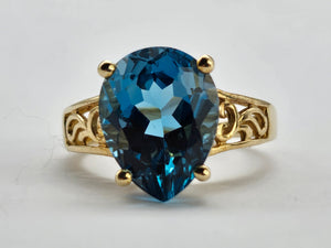 0882: Vintage: 9ct Gold Large Pear Cut London Blue Topaz Cocktail Ring