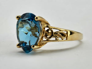 0882: Vintage: 9ct Gold Large Pear Cut London Blue Topaz Cocktail Ring