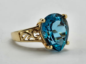 0882: Vintage: 9ct Gold Large Pear Cut London Blue Topaz Cocktail Ring