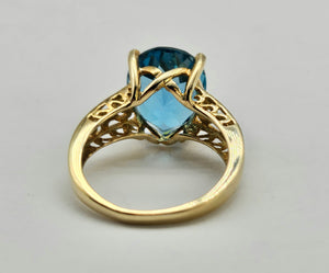 0882: Vintage: 9ct Gold Large Pear Cut London Blue Topaz Cocktail Ring