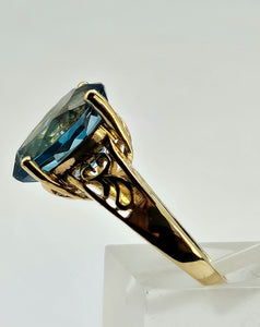 0882: Vintage: 9ct Gold Large Pear Cut London Blue Topaz Cocktail Ring