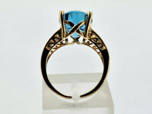 0882: Vintage: 9ct Gold Large Pear Cut London Blue Topaz Cocktail Ring