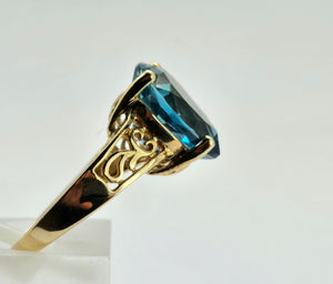 0882: Vintage: 9ct Gold Large Pear Cut London Blue Topaz Cocktail Ring