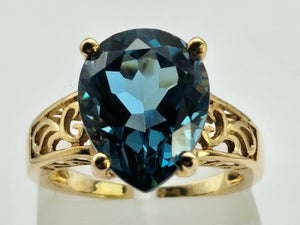 0882: Vintage: 9ct Gold Large Pear Cut London Blue Topaz Cocktail Ring