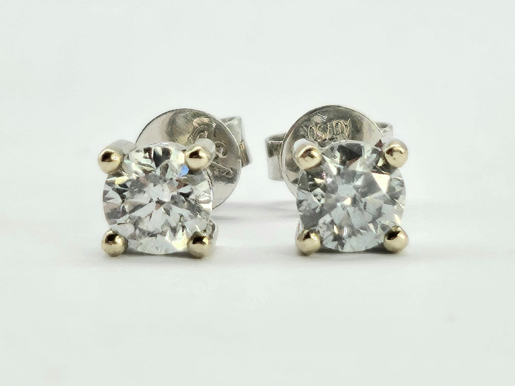 0918: Vintage: 18ct White Gold Brilliant Cut Diamonds (0.6ct) Stud Earrings