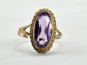 0831: Vintage & Old: 9ct Gold Oval Lilac Amethyst Dress Ring