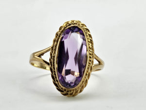 0831: Vintage & Old: 9ct Gold Oval Lilac Amethyst Dress Ring