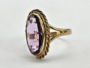 0831: Vintage & Old: 9ct Gold Oval Lilac Amethyst Dress Ring