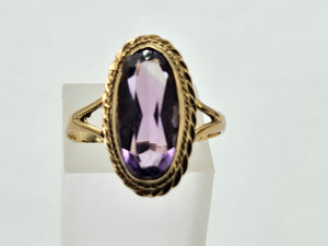 0831: Vintage & Old: 9ct Gold Oval Lilac Amethyst Dress Ring