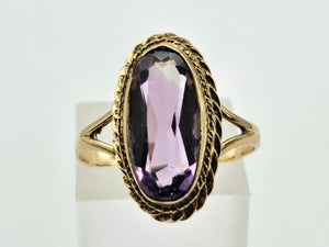 0831: Vintage & Old: 9ct Gold Oval Lilac Amethyst Dress Ring